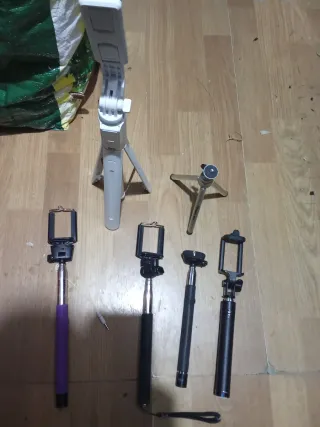 Lote de palos selfix y trípodes.