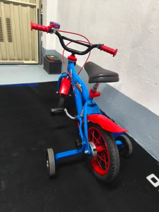Bicicleta Spiderman con ruedines