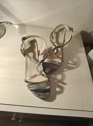 Sandalias plateadas de tacón