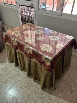 Dos sofás  y mesa de camilla