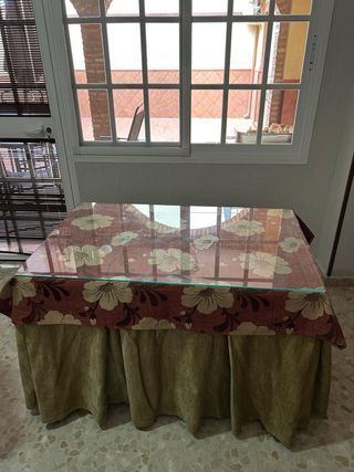 Dos sofás  y mesa de camilla