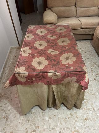 Dos sofás  y mesa de camilla