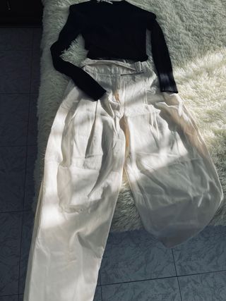 Pantalones beige con cinturón
