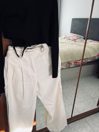 Pantalones beige con cinturón