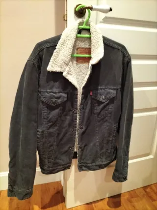 Vendo cazadora de pana negra, Levi's. Talla s....