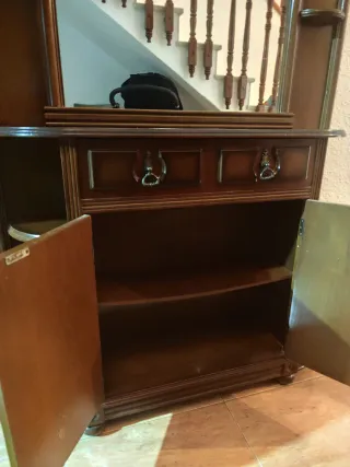 Recibidor clásico de madera con espejo