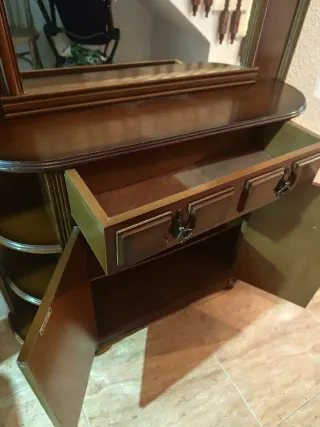 Recibidor clásico de madera con espejo