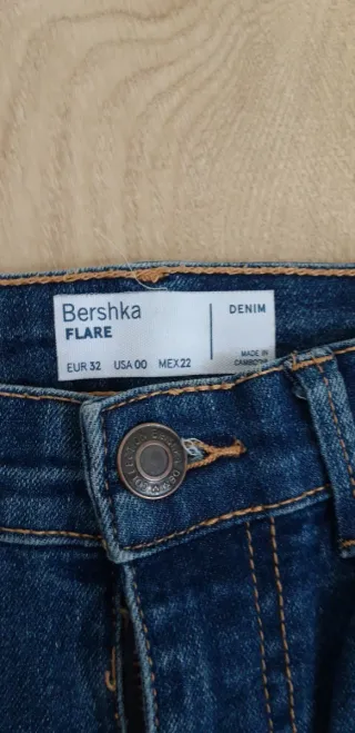 Pantalon vaquero acampanado talla 32.