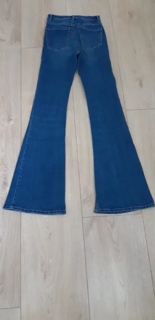 Pantalon vaquero acampanado talla 32.