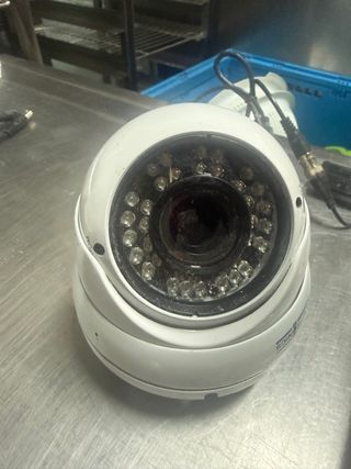 Cámara de vigilancia blanca