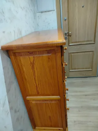 Cómoda de madera de pino