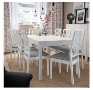 4 sillas blancas de Ikea.