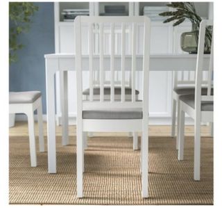 4 sillas blancas de Ikea.