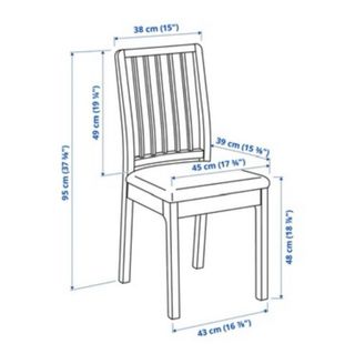 4 sillas blancas de Ikea.