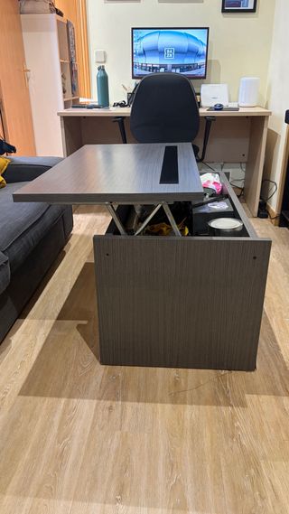 Mesa de centro elevable.