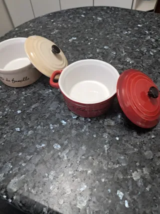 Due graziose mini casseruole con coperchio in gres