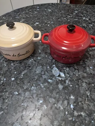 Due graziose mini casseruole con coperchio in gres