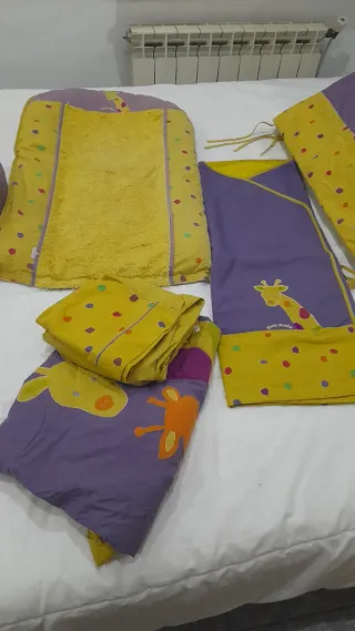 Set culla per neonato con tutti gli accessori.