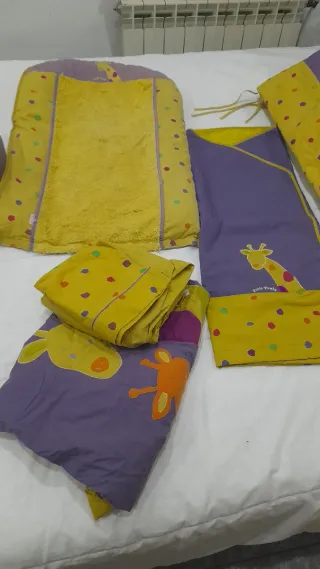 Set culla per neonato con tutti gli accessori.