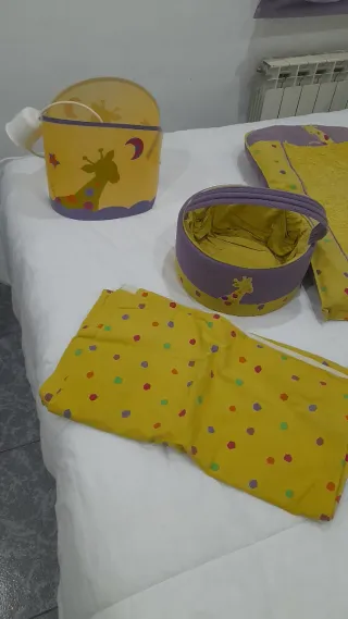Set culla per neonato con tutti gli accessori.