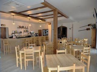 Mese, scaune, taburete din lemn. Bar, restaurant