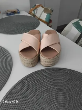 Sandalias cuña beige/rosa
