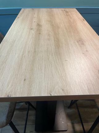 Mesa alta con taburetes