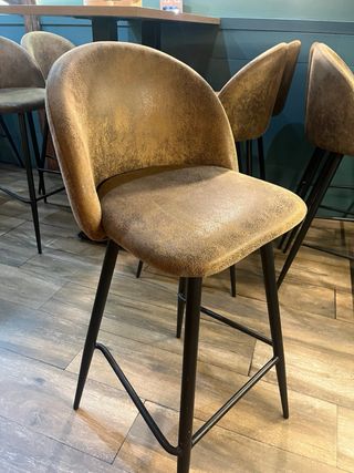 Mesa alta con taburetes