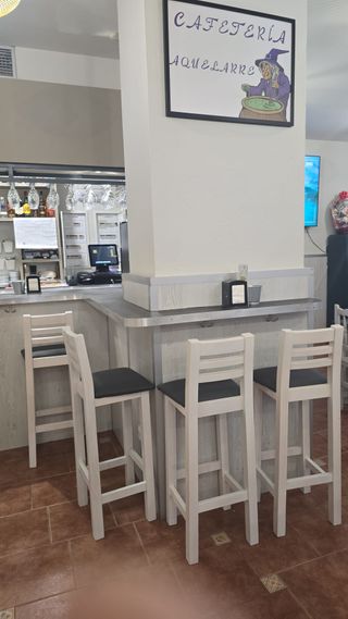 Mesas, sillas, taburetes madera. Bar, restaurante