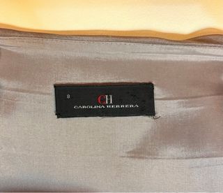 Vestido Carolina Herrera de gasa color topo