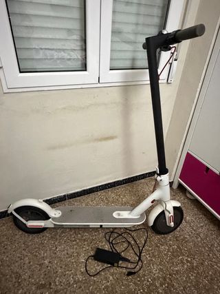 Patinete Eléctrico Xiaomi M365 con cargador.