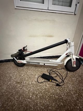 Patinete Eléctrico Xiaomi M365 con cargador.