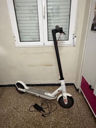 Patinete Eléctrico Xiaomi M365 con cargador.
