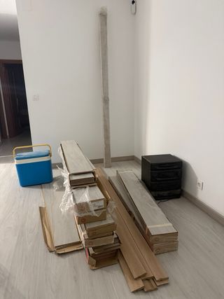 Suelo laminado gris claro