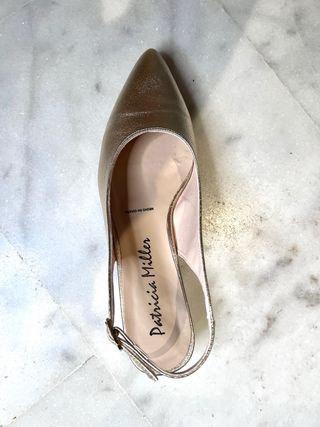 Zapato escalonado, tacón bajo color dorado