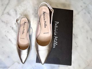 Zapato escalonado, tacón bajo color dorado