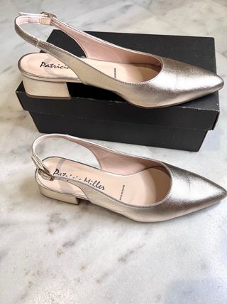 Zapato escalonado, tacón bajo color dorado