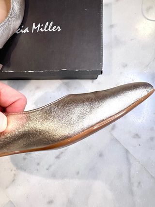 Zapato escalonado, tacón bajo color dorado