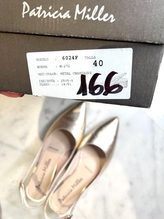 Zapato escalonado, tacón bajo color dorado