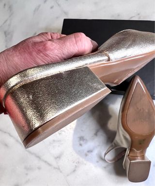 Zapato escalonado, tacón bajo color dorado