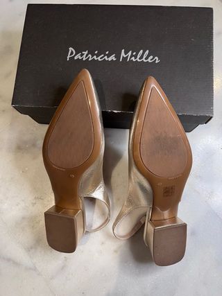 Zapato escalonado, tacón bajo color dorado