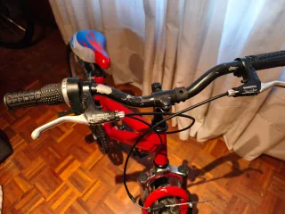 Bicicleta infantil roja