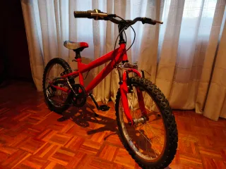 Bicicleta infantil roja