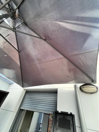 Sombrilla de terraza gris + soporte