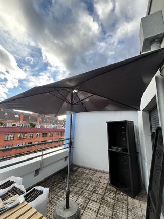 Sombrilla de terraza gris + soporte