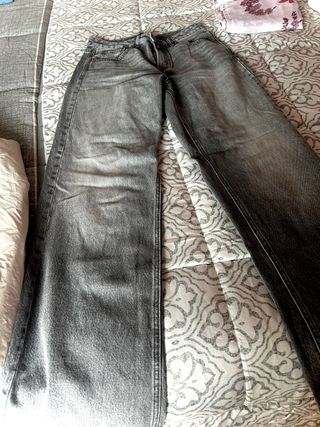 Pantalón gris Stradivarius talla 38
