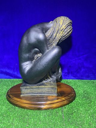 # Figura femenina sentada 30cm altura