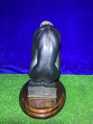 # Figura femenina sentada 30cm altura