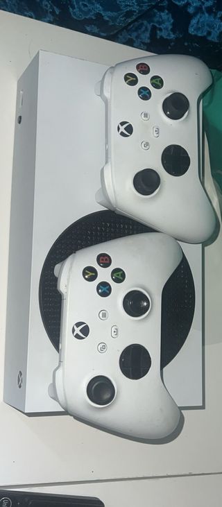 Xbox serie S, con dos mandos y cables