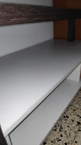 Mesa de centro con almacenaje. Buen estado.